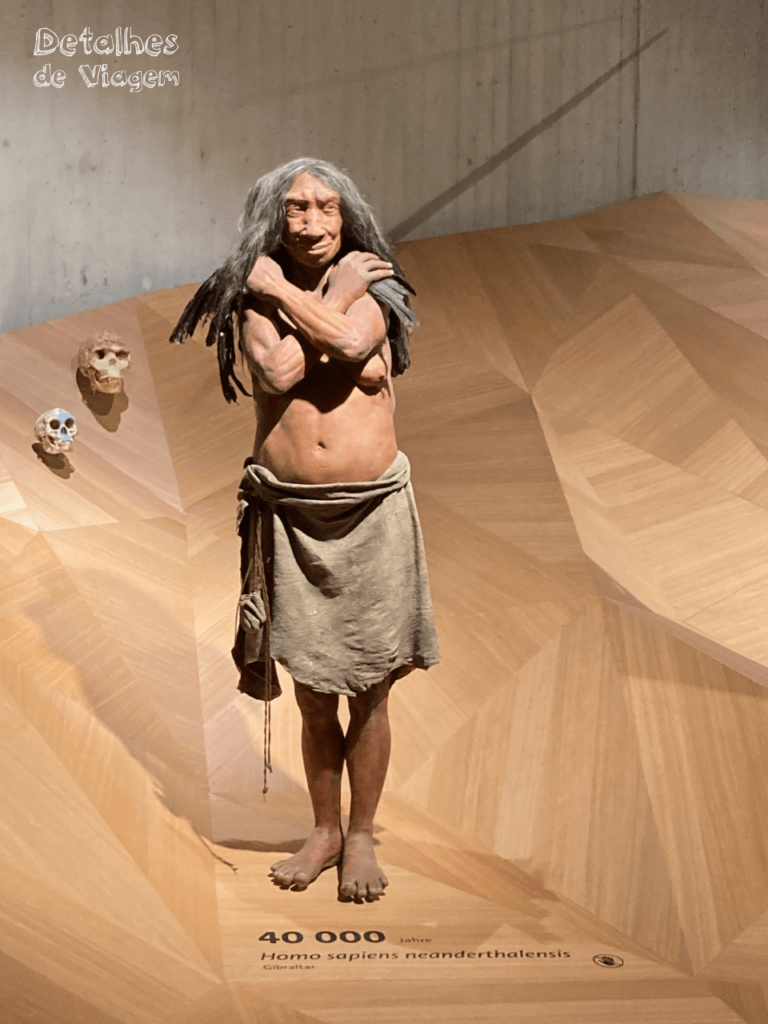 Representação de uma mulher Neandertal no Museu Neandertal na Alemanha
