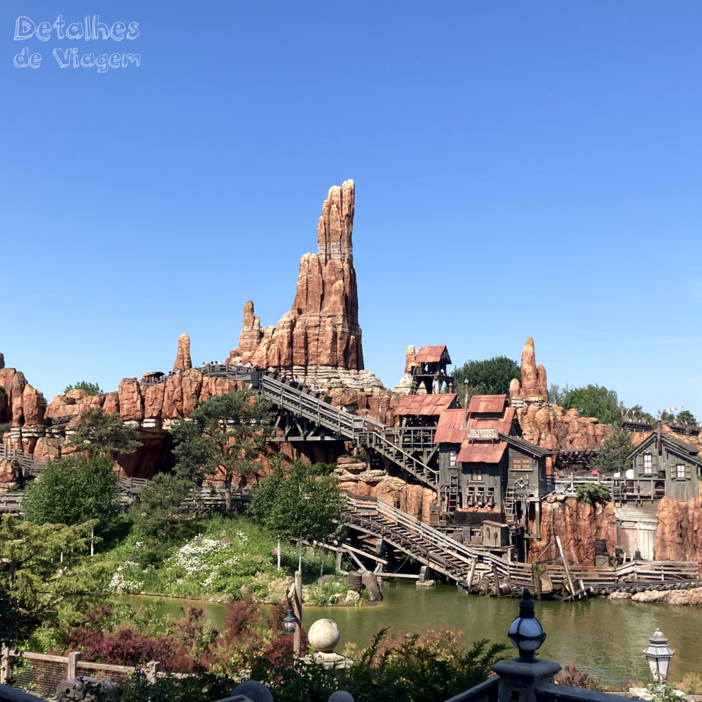 Passe Anual da Disneyland Paris - Big Thunder Mountain visto da fila da Haunted Mansion